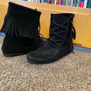 Women’s Size 8 Leather and Fringe Moccasin Boots